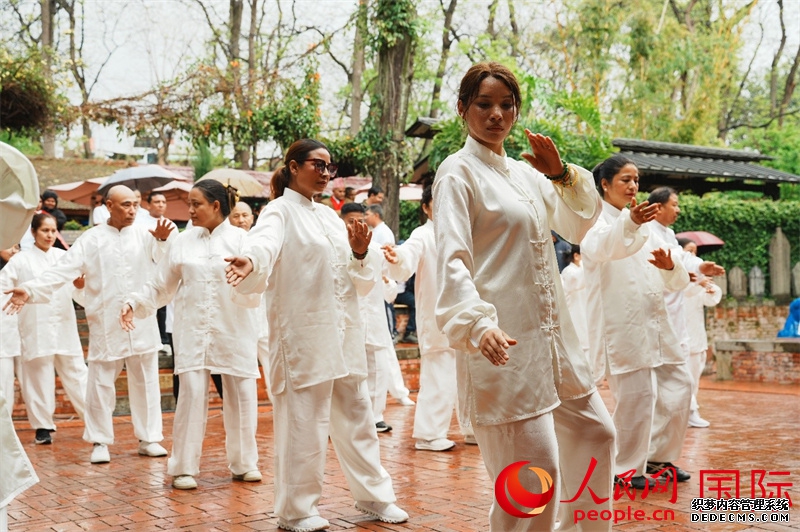 尼泊尔太极拳爱好者进行太极拳表演。人民网记者 李墨摄