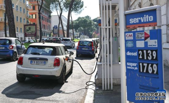 3月24日，市民在意大利首都罗马一处加油站加油。新华社记者 王楷焱 摄