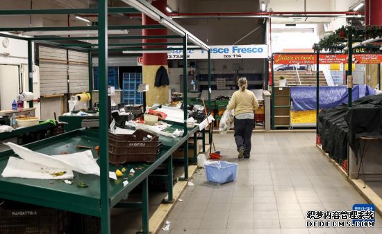 　　3月24日，意大利首都罗马一处市场暂时歇业。新华社记者 王楷焱 摄