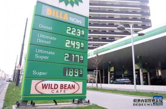 　　这是3月24日在奥地利首都维也纳拍摄的一处加油站的价目表。新华社记者 贺灿铃 摄