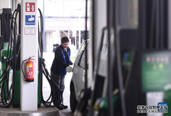 　　3月24日，在奥地利首都维也纳一处加油站，一名车主在加油。新华社记者 贺灿铃 摄