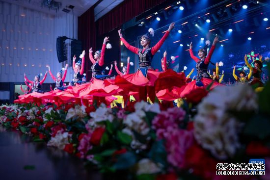 3月24日，在吉尔吉斯斯坦首都比什凯克，演员在开幕式上表演舞蹈。新华社记者 李任滋 摄