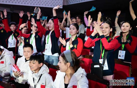 3月24日，在吉尔吉斯斯坦首都比什凯克，哈萨克斯坦代表团（后）在开幕式上亮相。新华社记者 李任滋 摄