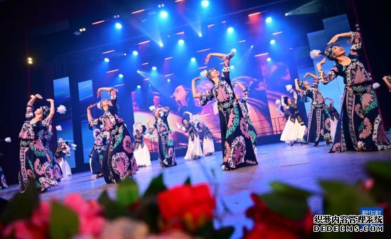 3月24日，在吉尔吉斯斯坦首都比什凯克，演员在开幕式上表演舞蹈。新华社记者 李任滋 摄