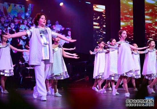 3月24日，在吉尔吉斯斯坦首都比什凯克，小演员在开幕式上表演舞蹈。新华社记者 李任滋 摄