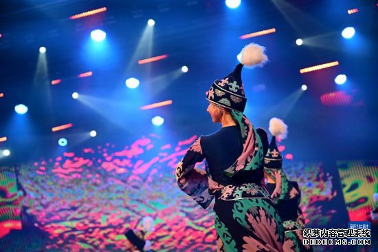 3月24日，在吉尔吉斯斯坦首都比什凯克，演员在开幕式上表演舞蹈。新华社记者 李任滋 摄