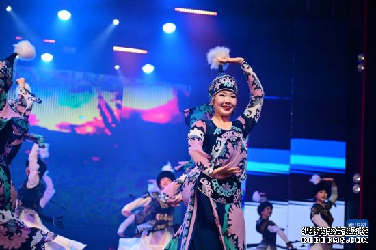 3月24日，在吉尔吉斯斯坦首都比什凯克，演员在开幕式上表演舞蹈。新华社记者 李任滋 摄