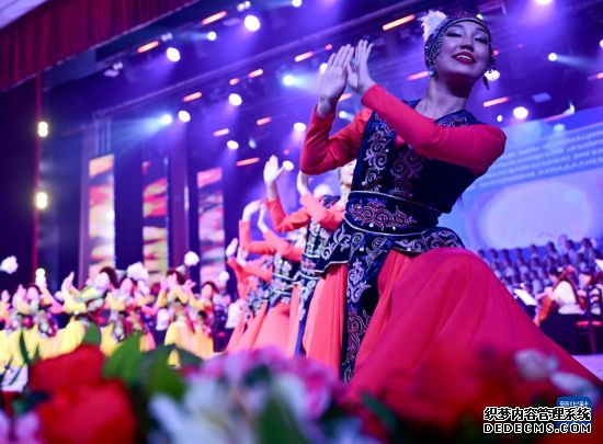 3月24日，在吉尔吉斯斯坦首都比什凯克，演员在开幕式上表演舞蹈。新华社记者 李任滋 摄