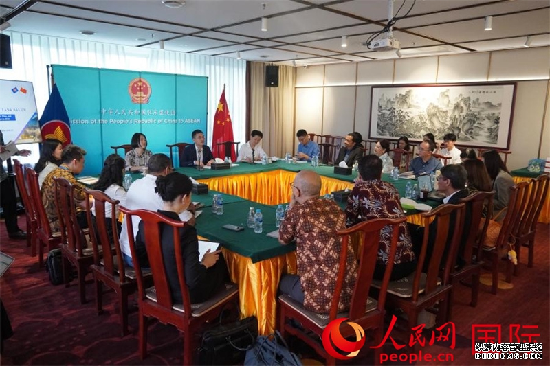 3月26日,中国驻东盟使团以“共享中国高质量发展新机遇”为主题举办媒体智库沙龙。人民网 曹师韵摄