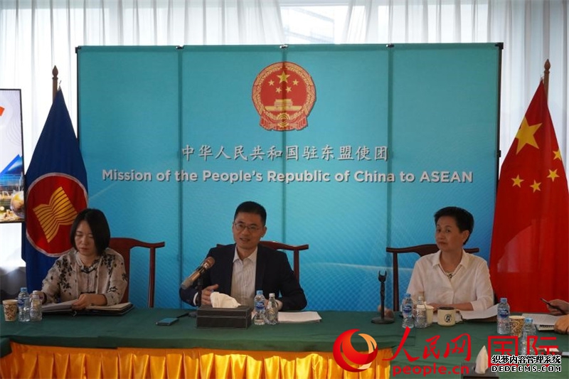 中国驻东盟大使王擎(中)在媒体智库沙龙上发言。人民网 曹师韵摄