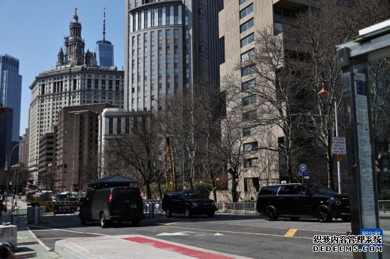 3月26日，载有马杜罗夫妇的车队离开美国纽约南区联邦地区法院。新华社发（周焕新摄）