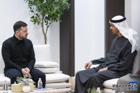 3月28日,阿联酋总统穆罕默德(右)在阿布扎比会见到访的乌克兰总统泽连斯基。新华社/阿通社