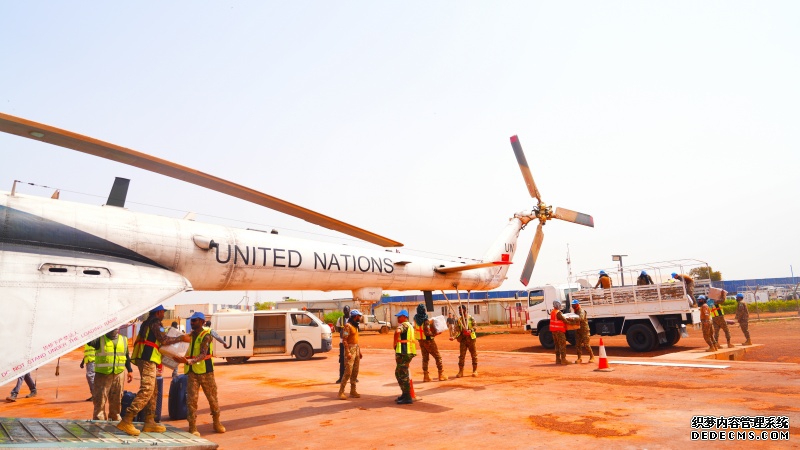 【3】图说:巴基斯坦维和官兵正在卸载携行物资 黄浩摄.jpg