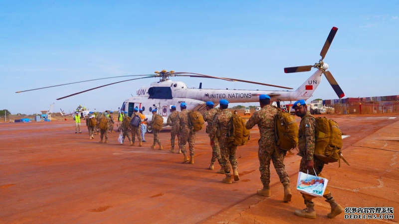 【5】图说:完成维和任务的巴基斯坦官兵正在登机返回祖国2 黄浩摄.jpg