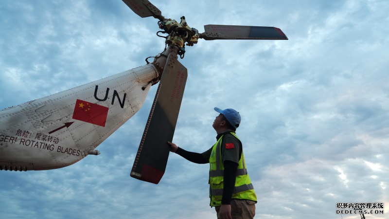 【4】图说:机务官兵在任务前检查直升机尾桨 黄浩摄.jpg