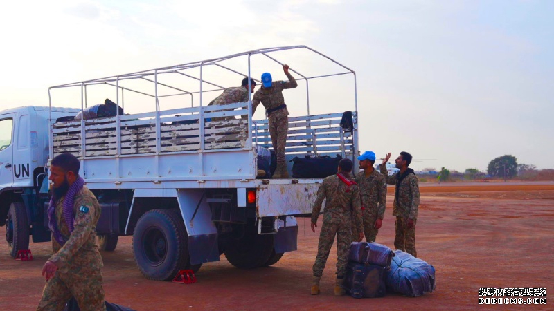 【5】图说:巴基斯坦维和官兵正在搬运携行物资准备回国 黄浩摄.jpg