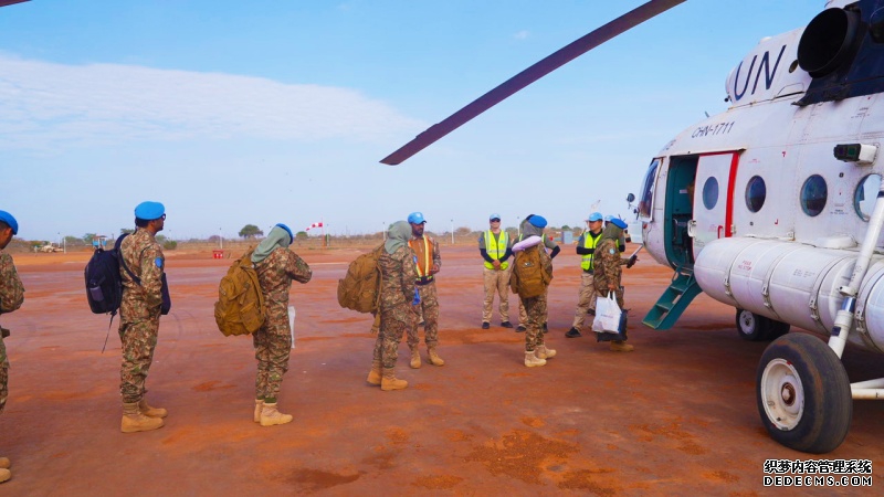 【6】图说:完成维和任务的巴基斯坦官兵正在登机返回祖国 黄浩摄.jpg
