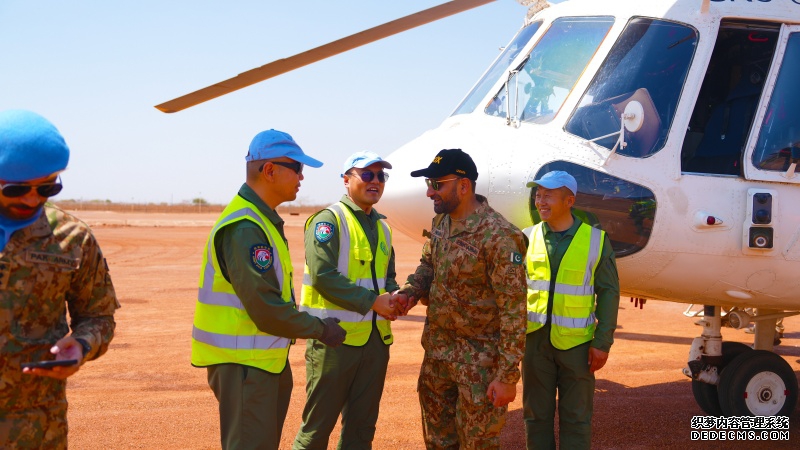【7】图说:巴基斯坦分队指挥官搭载最后架次直升机回国 ,行前与飞行机组握手告别 黄浩摄.jpg
