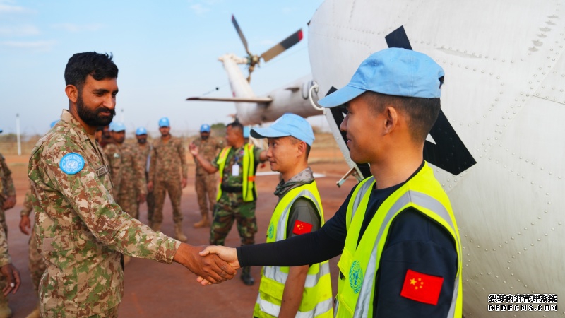 【8】图说:巴基斯坦士兵完成任务回国前与机组握手告别 黄浩摄.jpg