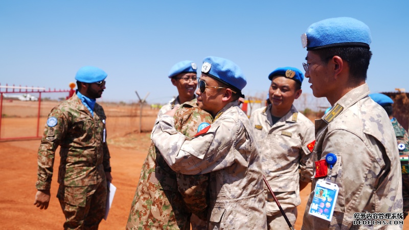 【8】图说:维和直升机分队指挥长拥抱送别巴基斯坦维和分队指挥长 黄浩摄.jpg