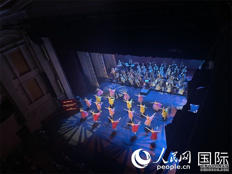 阿斯塔纳芭蕾舞团表演舞蹈《草原的气息》。人民网记者 曲颂摄