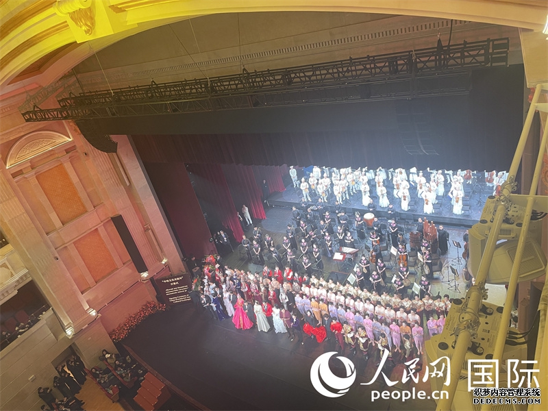 中哈艺术家共同谢幕。人民网记者 曲颂摄