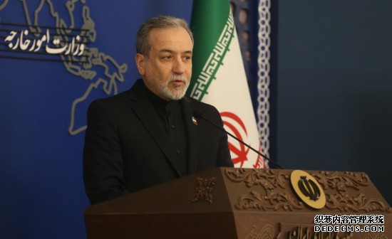 3月16日，伊朗外交部长阿拉格齐在首都德黑兰出席伊朗外交部举行的每周例行记者会。新华社记者沙达提摄