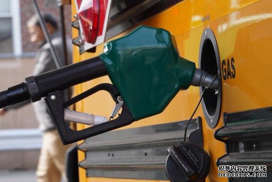 3月31日，一辆校车在美国纽约的加油站加油。新华社记者张凤国摄