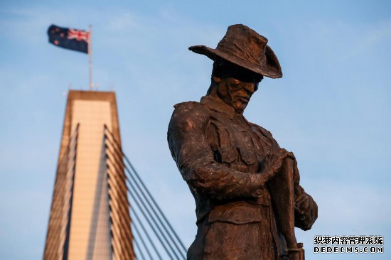 　　这是2019年9月10日拍摄的澳大利亚悉尼的安扎克桥（澳新军团桥）旁的澳大利亚士兵雕塑。新华社记者白雪飞摄