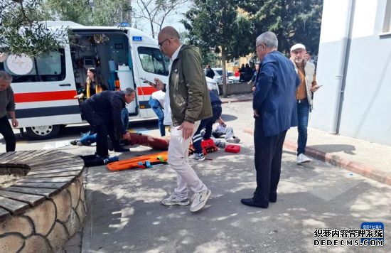 4月15日,在土耳其卡赫拉曼马拉什省一所中学的枪击事件现场,急救人员在抢救受伤人员。新华社发(穆斯塔法·卡亚摄)