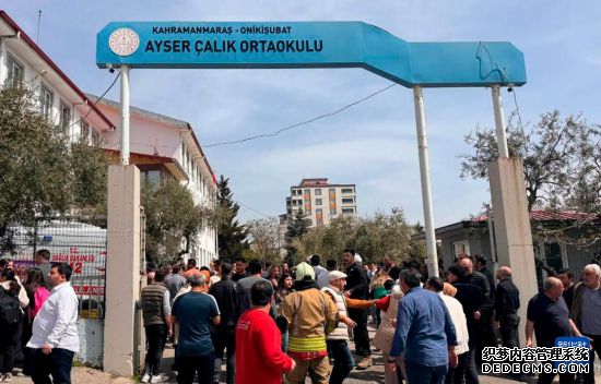 4月15日,人们聚集在土耳其卡赫拉曼马拉什省发生枪击事件的中学校园等待消息。新华社发(穆斯塔法·卡亚摄)