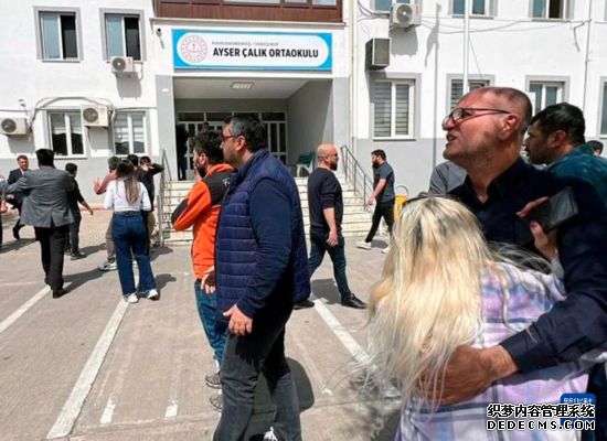 4月15日,人们聚集在土耳其卡赫拉曼马拉什省发生枪击事件的中学校园等待消息。新华社发(穆斯塔法·卡亚摄)