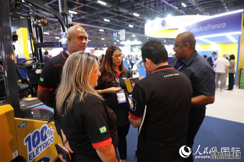 作为观察区域物流体系转型的重要窗口，第三十届南美国际多式联运物流展汇聚了来自全球90多个国家和地区的约500家参展企业及5万余名专业人士。人民网记者 陈一鸣摄