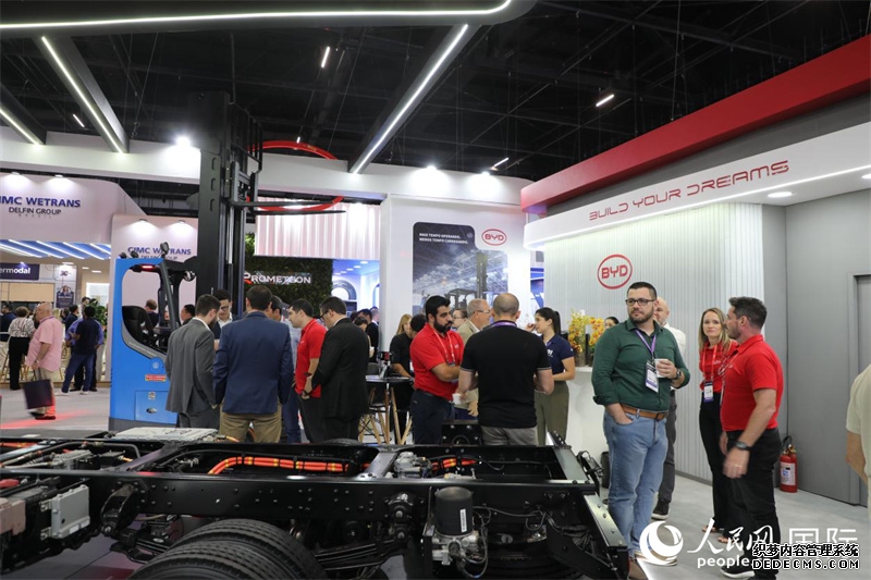 比亚迪展台前人流不断，吸引众多参观者驻足洽谈。 人民网记者 陈一鸣摄