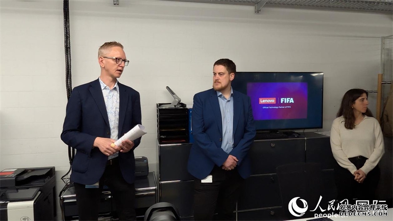 国际足联官员正在介绍世界杯应用创新技术情况。人民网记者 刘仲华摄