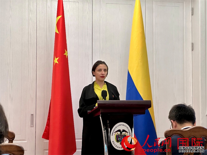 5月28日,应邀来华参加2026减贫与发展高层论坛的哥伦比亚农业和农村发展部部长玛尔塔·卡瓦哈利诺,在哥伦比亚驻华大使馆举行新闻发布会。人民网记者 周雨摄