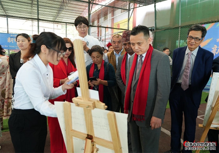 中国驻尼泊尔大使张茂明等参观画展。人民网记者 李墨摄