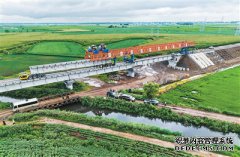 中欧班列通道口岸段最长新建桥完成架梁