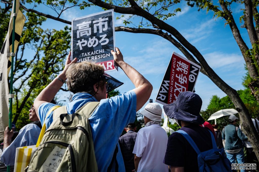 4月19日，人们在位于日本东京的国会议事堂周围参加抗议活动，呼吁守护和平宪法。新华社记者贾浩成摄